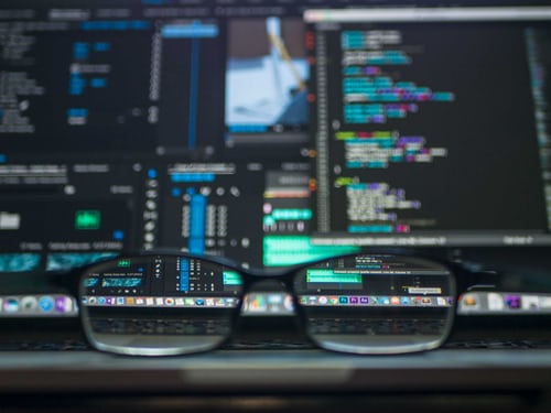 Habrán dos rutas de aprendizaje independientes: una para jóvenes de colegio y otra para estudiantes graduados de bachillerato. Foto: Kevin Ku vía Unsplash