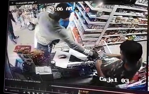 Joven afro agredido en Medellín, fue capturado por cámaras de seguridad tratando de robar. FOTO CAPTURA DE VIDEO