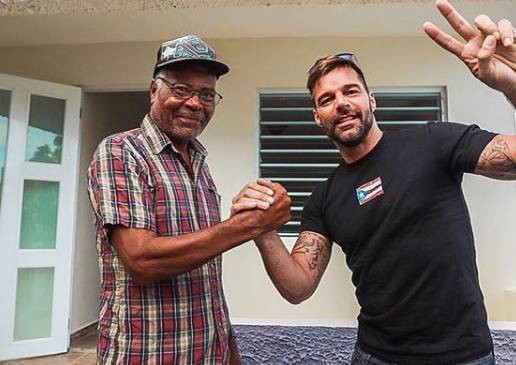 Ricky Martin entrega viviendas a afectados por huracanes