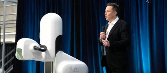 Elon Musk frente al robot cirujano que hará la implantación del chip en el cráneo humano. FOTO CAPTURA DE PANTALLA
