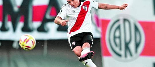 Los hinchas de River Plate siempre expresaron su deseo para que Juan Fernando Quintero se quedara en el club. El jugador se ganó el cariño de la afición argentina. FOTO efe