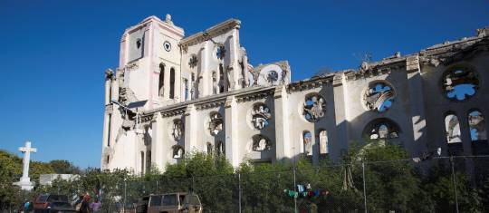 Diez años después del terremoto, Puerto Príncipe, capital haitiana, sigue en ruinas, el abandono y la corrupción le pasa factura a una isla azotada por el mal poder y por la naturaleza. FOTO Efe