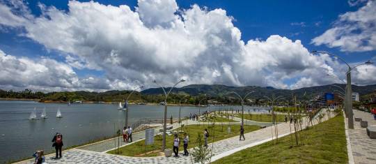 Las obras comprenden la adecuación del parque lineal en la orilla del embalse, para lo cual se construyó un terraplén mediante el sistema de “geobolsas” llenas de tierra. FOTO EDWIN BUSTAMANTE