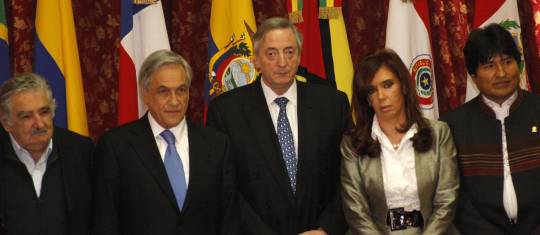 En esta foto, tomada en una cumbre de Unasur del 2010, están Sebastián Piñera (Chile), Néstor Kirchner y Cristina Fernández (Argentina) y Evo Morales (Bolivia). FOTO Getty