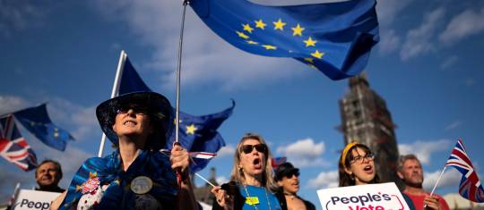 Una parte de la ciudadanía pide que se realice un nuevo referendo sobre el Brexit. Otro bando espera que no se aprueben esos comicios. FOTO EFE
