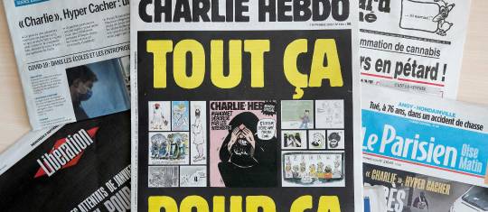 “Todo eso, por esto”, publicó Charlie Hebdo en su portada de ayer, en un llamado a que ninguna crítica cueste la vida. FOTO EFE