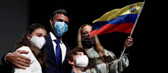 Leopoldo López estuvo en compañía de su esposa Lilian Tintori y dos de sus hijos, Rafaela y Santiago. El líder de Voluntad Popular prometió que regresará a Venezuela. FOTO AFP