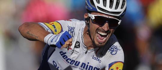 El francés Julian Alaphilippe (Deceuninck-Quick Step) se impuso este domingo en la segunda etapa del Tour de Francia. Foto: AFP