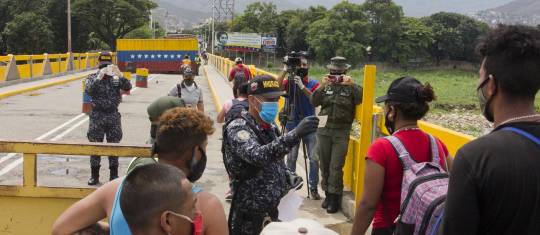 Este es el paso habiltiado en el Puente Internacional Simón Bolívar, en el que ayer Venezuela permitió la entrada de 200 personas. Sirve de corredor humanitario en medio de la pandemia. FOTO La Opinión