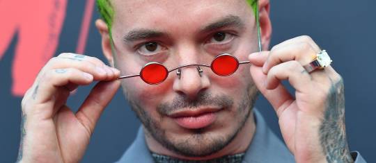 El colombiano J Balvin promociona un nuevo disco sin salir de casa; la chilena Mon Laferte toca un acústico desde su cocina; el argentino Fito Páez hace covers del brasileño Caetano Veloso en el living. Foto: AFP