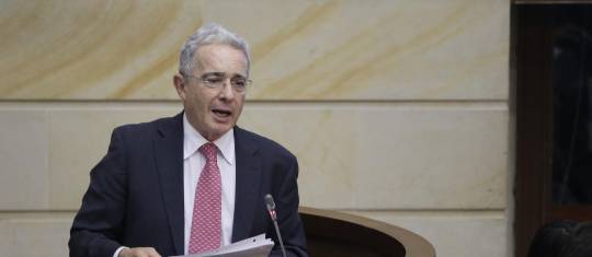 Alvaro Uribe lleva un mes en detención diomiciliaria y el proceso penal en manos de la Fiscalía por soborno y fraude procesal ni siquiera ha comenzado. FOTO Colprensa