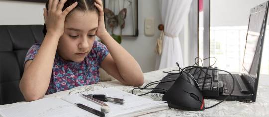 Los estudiantes hoy, desde casa, tienen más tiempo en pantalla que cuando iban al colegio, una de las razones de ese cansancio según los especialistas. FOTO Camilo Suárez