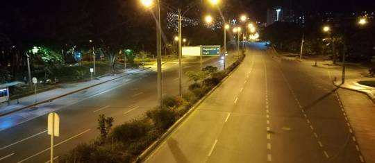 Así lucía la calle Colombia en el comienzo del toque de queda. FOTO: MANUEL SALDARRIAGA