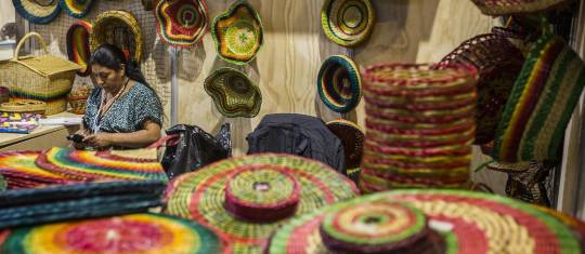 Mujeres indígenas que han heredado la tradición cultural de sus comunidades. En sus creaciones reflejan símbolos, como los lazos que unen a la familia. Desde hoy son parte de 300 artesanos que están en su feria en Medellín. Detalles. FOTO cortesía expoartesano