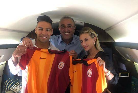Foto compartida en Twitter por una cuenta de noticias sobre el Galatasaray. En la imagen se ve a Radamel Falcao y a su esposa, Lorelei Taron, enseñando camisetas del equipo turco. FOTO @webasl