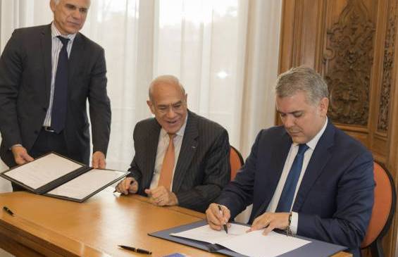 El presidente Iván Duque firmó el pasado 12 de noviembre memorandos de entendimiento con la organización para afrontar la corrupción y mejorar las políticas sociales en materia de salud y educación. Foto Presidencia de la República