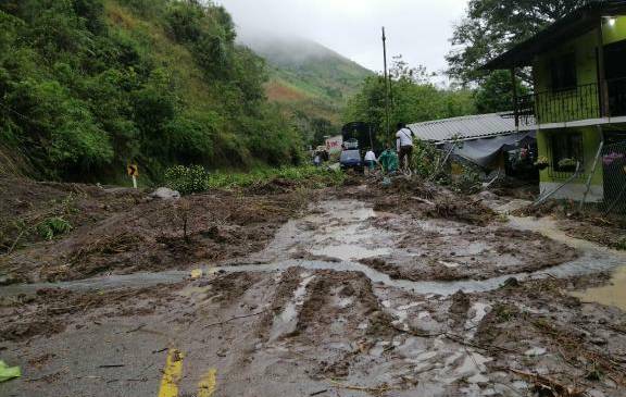Cierre total en la vía Uramita - Dabeiba. FOTO CORTESÍA GUARDIANES ANTIOQUIA Cierre total en la vía Uramita - Dabeiba. FOTO CORTESÍA GUARDIANES ANTIOQUIA