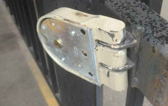 Así quedó la chapa del parqueadero privado después de ser violentada por los ladrones. FOTO CORTESÍA GUARDIANES ANTIOQUIA Así quedó la chapa del parqueadero privado después de ser violentada por los ladrones. FOTO CORTESÍA GUARDIANES ANTIOQUIA