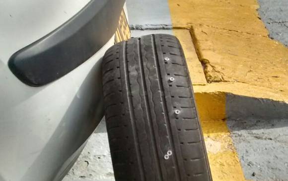 Hasta 30 tornillos se incrustaron en una sola de las llantas de este vehículo. El cambio costó cerca de 800 mil pesos, pues los mecánicos indicaron que un neumático con más de 10 parches no es seguro para el conductor. FOTO Cortesía