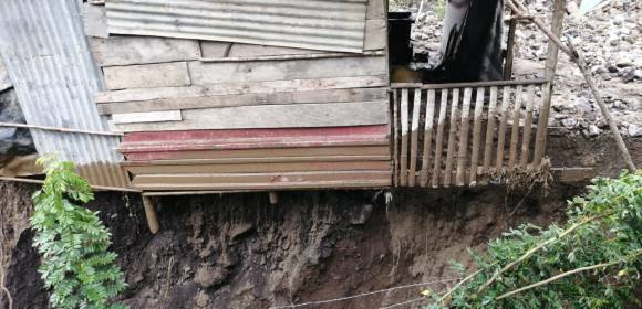 Inundación de viviendas, daño en el acueducto municipal y riesgo para familias, dejó el desbordamiento de quebradas por el invierno en Uramita. FOTOS CORTESÍA Inundación de viviendas, daño en el acueducto municipal y riesgo para familias, dejó el desbordamiento de quebradas por el invierno en Uramita. FOTOS CORTESÍA