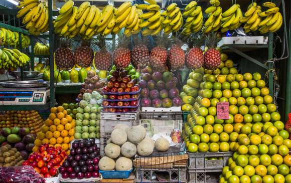 El tour de las frutas en la Plaza Minorista, plan para irse a probar los sabores de la región y sorprenderse con los colores. FOTOs esteban vanegas.