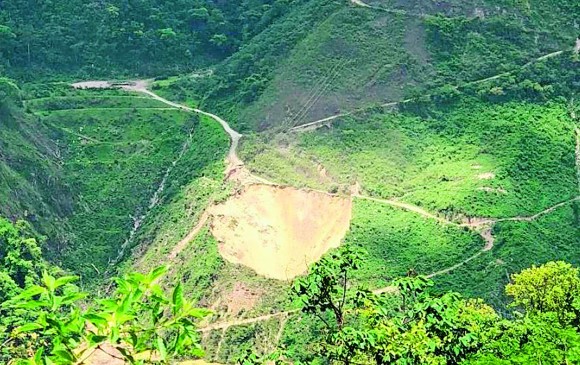 El colapso de la montaña, en punto situado entre los 490 y 540 metros de la GAD, produjo el cráter que después tapó el incremento del agua. FOTO CORTESÍA SKAVA