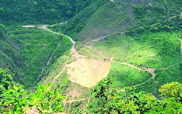 El colapso de la montaña, en punto situado entre los 490 y 540 metros de la GAD, produjo el cráter que después tapó el incremento del agua. FOTO CORTESÍA SKAVA