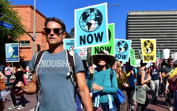 Activistas se manifestaron en Los Ángles, California, para pedirle a los gobiernos medidas contra el cambio climático. FOTO: AFP.