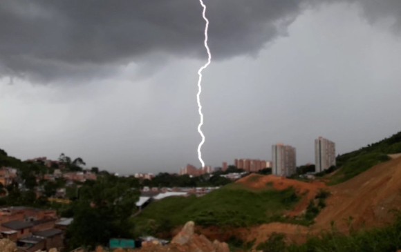 Tormenta eléctrica en el Valle de Aburrá desde el barrio Belén Altavista de Medellín. FOTO CORTESÍA @ariaselcesar