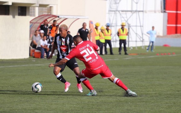 El colombiano Erick Alcazar (blanco y negro) lleva seis años en el fútbol nicaragüense. FOTO CORTESÍA LIGA NICARAGUA