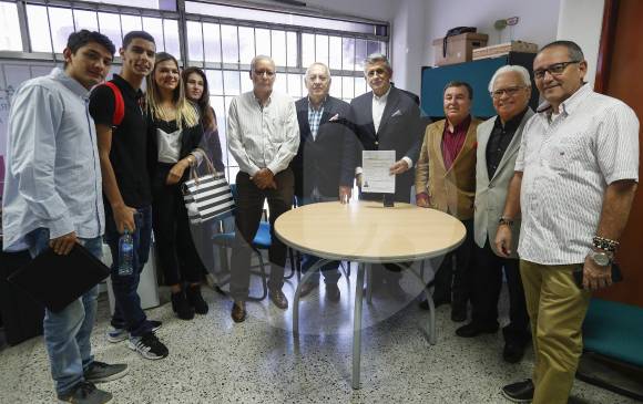 El precandidato Enrique Olano sostiene el documento con el que inscribió su grupo “Actúa por Medellín”. FOTO manuel saldarriaga