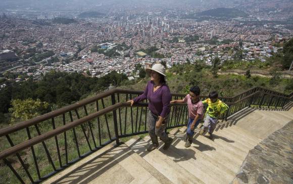 Desde los senderos y parques que recorren y rodean la parte alta de la comuna 8, en Medellín, se contempla la ciudad con sus contrastes urbanos. FOTO manuel saldarriaga y santiago mesa