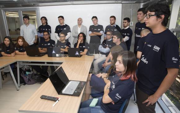 El programa Kratos de Eafit involucra a 80 estudiantes y docentes de diferentes carreras, quienes se preparan para competir en 2018 con universidades de varios países. FOTO Edwin BUstamante