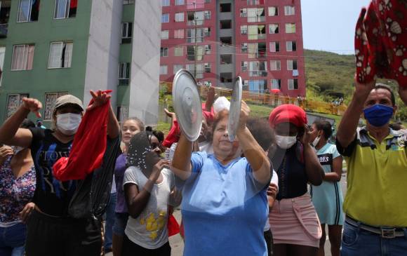 Con trapos rojos protestaron en la unidad Nueva Villa del Socorro de la comuna 13 de Medellín. FOTO JUAN ANTONIO SÁNCHEZ