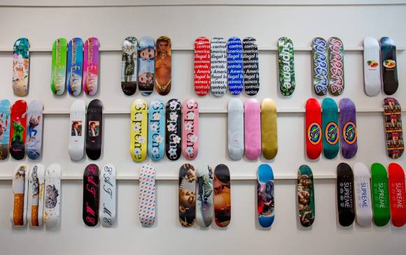 Tablas de skate “supremas” en la casa de subastas. Foto: Cortesía Sotheby’s Tablas de skate “supremas” en la casa de subastas. Foto: Cortesía Sotheby’s
