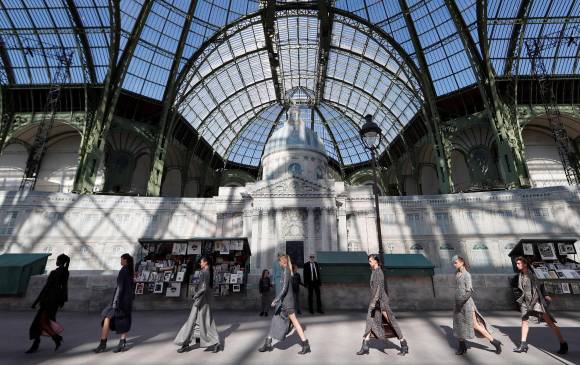 El diseñador Karl Lagerfeld (arriba-izquierda) reprodujo las históricas librerías a orillas del Sena, en París, para que fueran el escenario de su colección de Alta Costura. FOTOS reuters-efe