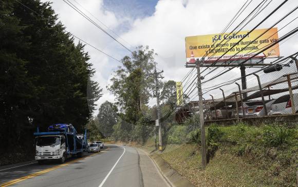 La concesión vial desde el Oriente cercano hasta Puerto Triunfo tiene una longitud de 341 kilómetros. En la foto, una de las vallas de protesta de la Administración Municipal. Foto MANUEL SALDARRIAGA