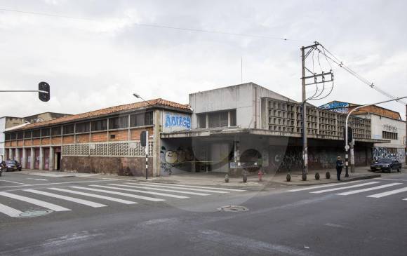 La antigua sede de la Editorial Bedout, en la carrera 51 (Bolívar) con calle 61, dará paso a la nueva edificación que alojará a la Facultad Nacional de Salud Pública de la U. de A. Hoy alberga los carros de una funeraria. FOTO JULIO CÉSAR HERRERA