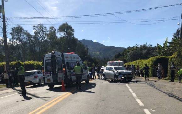 Autoridades atendieron el accidente vial. FOTO CORTESÍA @juanurrego97