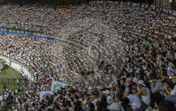 Asistentes a la vigilia que organizó la Alcaldía de Medellín y el Club Atlético Nacional para honorar a los jugadores de Chapecoense. FOTOS Julio Herrera y Róbinson Sáenz