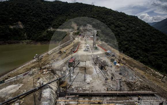 El fortalecimiento de la presa, con la construcción de una pantalla de concreto plástica en su interior, es uno de los frentes de obra actuales para retomar el control del megaproyecto. FOTO JAIME PÉREZ