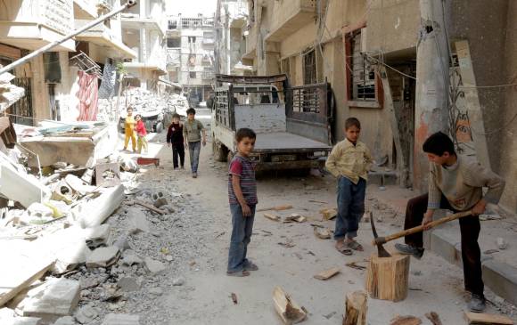 En Duma algunos niños juegan en lo que queda tras los bombardeos y ataques con armas químicas en Duma, Siria. Allí tampoco lograron entrar los expertos de la Organización para la Prohibición de Armas Químicas. EFE
