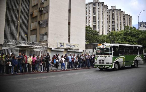 Filas en Caracas para tomar el bus. FOTO: AFP