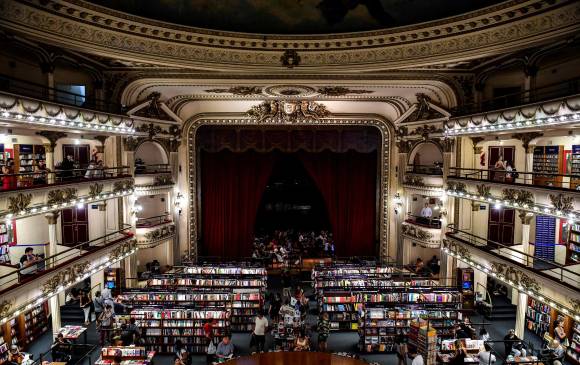 Su belleza atrae a unos 3.000 visitantes por día que pueden llegar a 5.000 los fines de semana. Trabajan 50 personas y su colección suma, además de libros, 35 mil discos y 24 mil películas. FOTO afp