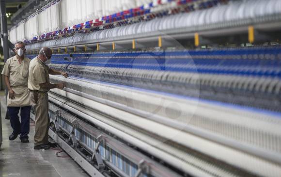 Entre las nuevas máquinas sobresalen 15 hiladoras de 1.200 puestos (usos) cada una. Las máquinas traen software y conectividad para garantizar la calidad del hilo. FOTO JULIO CESAR HERRERA