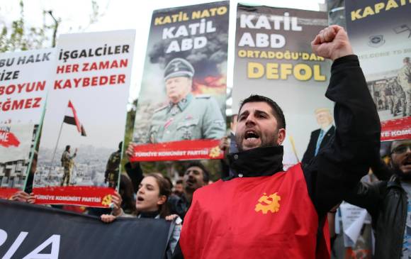 En Estambul, Turquía, y en otras plazas del mundo miles de personas han protestado en contra del ataque a las bases militares sirias. FOTO: EFE