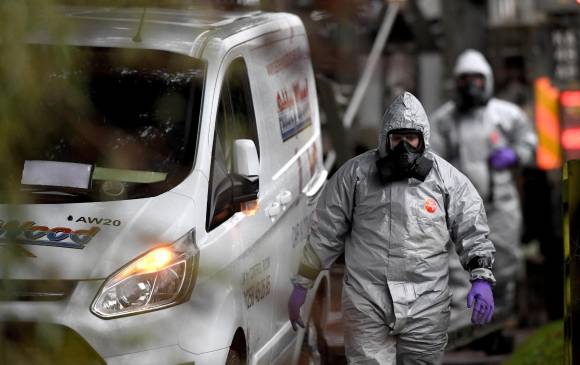 Miembros de las Fuerzas Armadas con trajes especiales investigan cerca de Salisbury, Reino Unido, el envenenamiento del espía doble Sergei Skripal y su hija con un agente nervioso, el pasado 4 de marzo. FOTO EFE