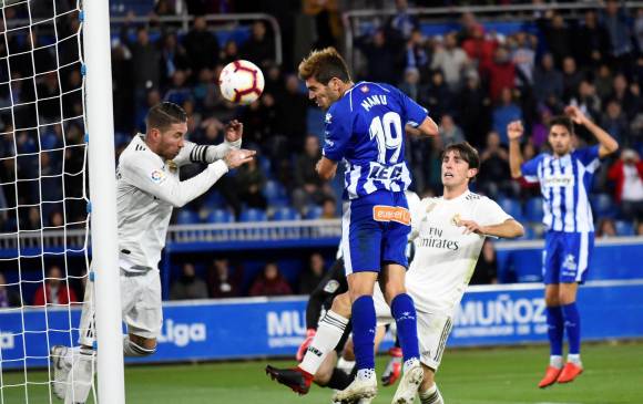 Manu García de cabeza marcó para la victoria de Alavés sobre el Real Madrid, que está en crisis. FOTO EFE