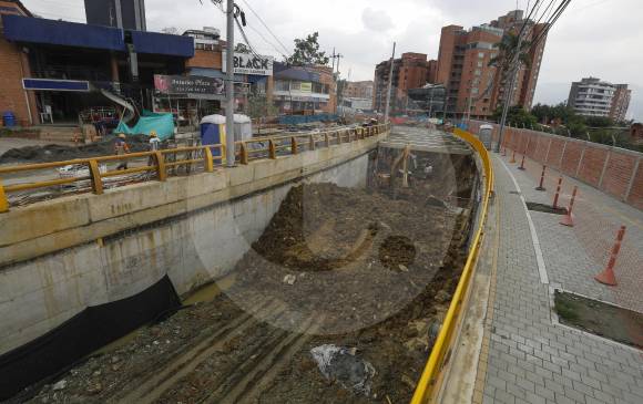 Con la construcción del paso a desnivel se pretende independizar los flujos en el punto de intersección de la transversal Inferior y la loma Los Parra. Obra avanza en 88 %. FOTO manuel saldarriaga