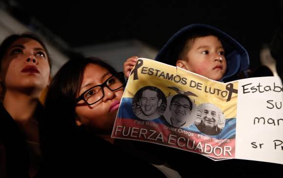 Periodistas y pobladores ecuatorianos manifestaron su pesar en la Plaza de la Independencia. FOTO: EFE